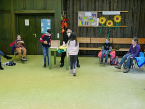 Symbolische Mantelteilung mit den Kommunionkindern (Foto: Karl-Franz Thiede)